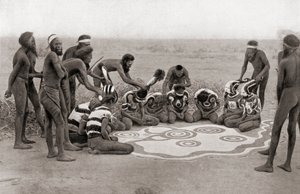 Ceremonia totemiczna plemienia Warramunga w Australii autorstwa Unknown photographer