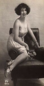 Młoda kobieta pozująca w halce, siedząca w fotelu autorstwa Unknown photographer