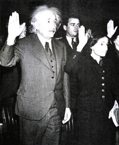 Albert Einstein ze swoją pasierbicą Margot składający przysięgę obywatelstwa USA, New Jersey autorstwa Unknown photographer