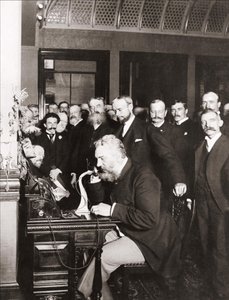 Alexandre Graham Bell (1847-1922) podczas inauguracji linii dalekobieżnej z Nowego Jorku do Chicago, 18 października autorstwa Unknown photographer