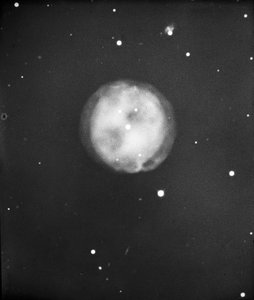 Szkiełko astronomiczne przedstawiające Mgławicę Sowa w Wielkiej Niedźwiedzicy (1910) autorstwa Unknown photographer