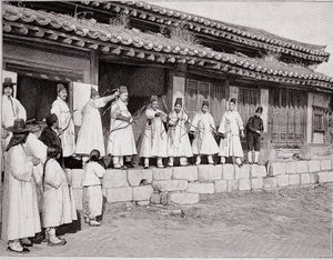 Łucznicy w starym pałacu w Seulu, Korea, koniec XIX wieku autorstwa Unknown photographer
