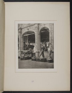 Entrance Italian section, Manufactures Building autorstwa Unknown photographer