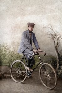 Fernand Ochse na rowerze, Francja, ok. 1920 r. (zdjęcie) autorstwa Unknown photographer
