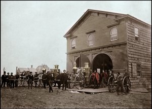 Straż pożarna pozuje przed koszarami, Aleksandria. Wirginia, Stany Zjednoczone. 1863. Fotografia autorstwa Unknown photographer