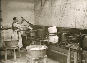Francja, Centrum, Indre-et-Loire (37), Tours: Laboratoire Metadier: mężczyzna przygotowuje formy do produkcji tabletek Kalmine