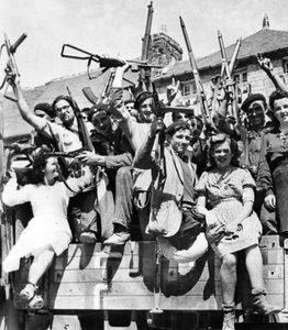 Francuscy snajperzy partyzanccy wyzwalający wioskę w Normandii, czerwiec-lipiec 1944 r. (zdjęcie czarno-białe) autorstwa Unknown photographer