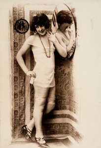 Pełnometrażowy portret kobiety w stroju intymnym. autorstwa Unknown photographer