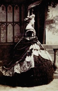 Pełnowymiarowy portret księżnej Manchesteru w stroju wieczorowym autorstwa Unknown photographer