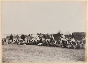 Grupa tubylców, Ordnance Store, Suakin, 1884 ok autorstwa Unknown