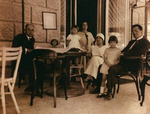Grupa osób sfotografowana w kawiarni w Puli autorstwa Unknown photographer