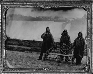 Portret grupowy w wodospadzie Niagara, ok. 1855 (ambrotye na całej płycie) autorstwa Unknown photographer