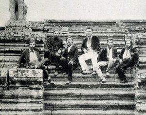Grupowy portret członków Ekspedycji Eksploracyjnej Mekong 1866-1868 (Garnier, Doudart de Lagrée) na schodach Angkor Vat. autorstwa Unknown photographer