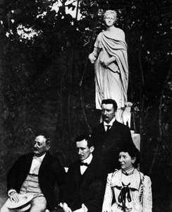 Guglielmo Marconi (1874-1937), włoski fizyk i wynalazca z rodzicami i bratem Alfonsem w Pontecchio w 1897 roku. autorstwa Unknown photographer