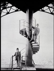 Gustave Eiffel i jego zięć Adolphe Salles na schodach wieży Eiffla w Paryżu