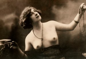 Półdługi portret częściowo nagiej młodej kobiety. autorstwa Unknown photographer