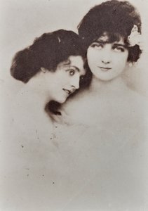 Półdługi portret dwóch młodych kobiet w czułej pozie. autorstwa Unknown photographer