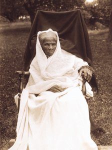 Harriet Tubman, portret pełnometrażowy, siedzi na krześle, twarzą do przodu, prawdopodobnie w swoim domu w Auburn, Nowy Jork autorstwa Unknown photographer