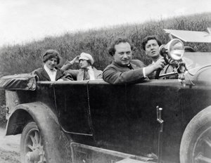 Helene Berg, Alma Mahler, Franz Werfel i Alban Berg sfotografowani w samochodzie autorstwa Unknown photographer