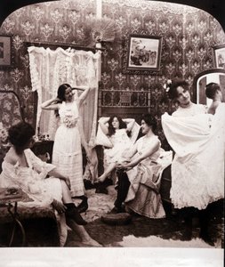 Wnętrze burdelu z końca XIX wieku. autorstwa Unknown photographer