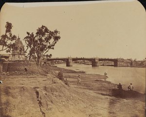 Żelazny most z kamiennymi pomostami, z cywilami na pierwszym planie, rzeka Gumti, Lucknow autorstwa Unknown photographer