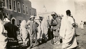 Wojna włosko-turecka, Trypolitania, ludzie i żołnierze przed sądem autorstwa Unknown photographer