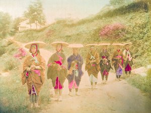 Japońskie kobiety. Siedem japońskich kobiet stoi w kolejce na wiejskiej drodze. Japonia, około 1910 roku. autorstwa Unknown photographer