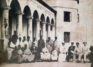Król Prempeh i dwór z dr de Groot i panią de Groot w zamku Gold Coast autorstwa Unknown photographer