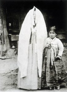 Koreańska kobieta i młoda dziewczyna autorstwa Unknown photographer