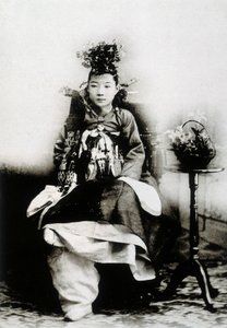 Koreańska kobieta w tradycyjnej sukni ślubnej autorstwa Unknown photographer