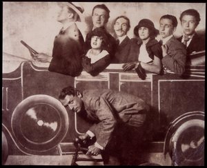 Max Morise, Simone Breton, Paul Eluard, Joseph Delteil, Gala Desnos, Andre Breton i Max Ernst (na rowerze) podczas Foire de Montmartre. autorstwa Unknown photographer