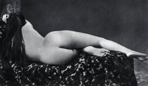 Naga kobieta leżąca około 1860 Anonimowa fotografia