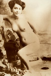 Nagi portret młodej kobiety wychodzącej z wanny. autorstwa Unknown photographer