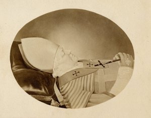Papież Pius IX (1792-1878) na łożu śmierci w 1878 r. - Papież Pius IX na łożu śmierci autorstwa Unknown photographer