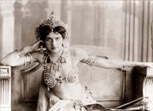 Portret Margarethy Geertruidy Zelle, znanej jako Mata Hari, holenderskiej tancerki i szpiega, XX wiek (zdjęcie ilustracyjne) autorstwa Unknown photographer
