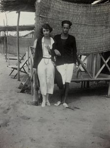Portret pary na plaży, Versilia autorstwa Unknown photographer