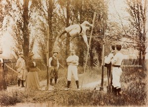 Portret mężczyzny trenującego skok o tyczce na tle widzów autorstwa Unknown photographer