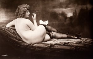 Portret młodej kobiety pozującej nago, odwróconej plecami, palącej papierosa autorstwa Unknown photographer