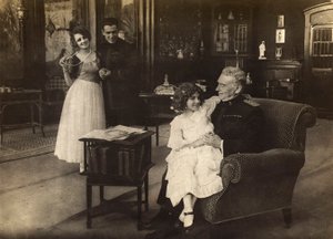 Portret aktorki Cecyl Tryan na planie filmu "Spirale della morte" z 1918 roku autorstwa Unknown photographer