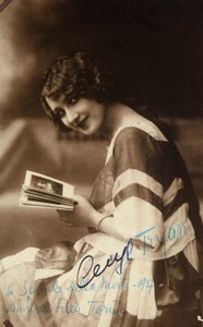 Portret aktorki Cecyl Tryan na planie filmu "Spirale della morte" z 1918 roku autorstwa Unknown photographer