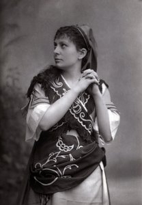 Portret sopranistki Elisabeth Janvier w „Le Tribut de Zamora” Charlesa Gounoda z 1881 roku. autorstwa Unknown photographer