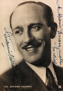 Portret z dedykacją i autografem włoskiego piosenkarza Giovanniego Vallarino; pocztówka autorstwa Unknown photographer