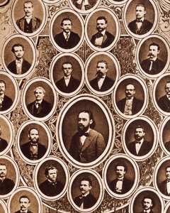 Portrety członków Praskiej Orkiestry Teatru Tymczasowego, z Antoninem Dvorakiem i Bedrichem Smetaną autorstwa Unknown photographer