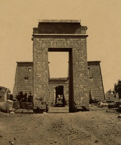 Propylon (łuk triumfalny) i pylon w Dolinie Ramzesa, część świątyni Ramzesa IV w Tebach. 1880 (zdjęcie) autorstwa Unknown photographer