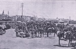 Posiłki wysiadające w Capetown z After Pretoria: The Guerilla War wydanego przez Harmsworth Bros Limited autorstwa Unknown photographer
