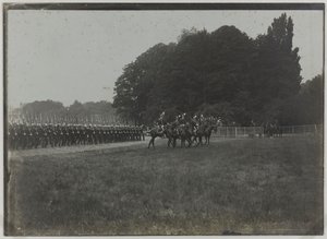 Rewia 14 lipca, parada szkoły Saint-Cyr, Paryż, ok. 1900 r. (zdjęcie czarno-białe) autorstwa Unknown photographer