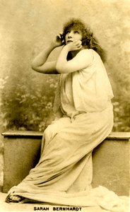 Sarah Bernhardt w roli tytułowej w „Izeyu” w Abbey Theatre w Irlandii w 1896 r. (Pocztówka) autorstwa Unknown photographer