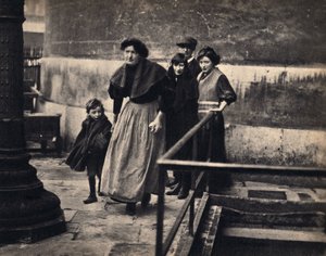 Scena rodziny wysiedlonej w Paryżu. Fotografia, koniec XIX wieku, Paryż. Dz. Selva. autorstwa Unknown photographer