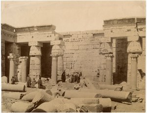 Drugi dziedziniec świątyni grobowej Ramzesa III, strona północna, Medinet Habu, Egipt, ok. 1890 autorstwa Unknown photographer