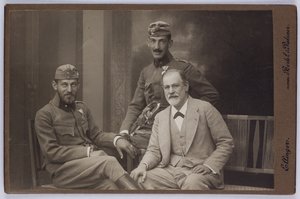 Zygmunt Freud z synami Ernstem i Martinem w mundurach wojskowych, ok. 1916 r. (zdjęcie czarno-białe) autorstwa Unknown photographer